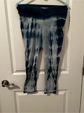 Tie-Dye Navy & Light Blue Capri Leggings